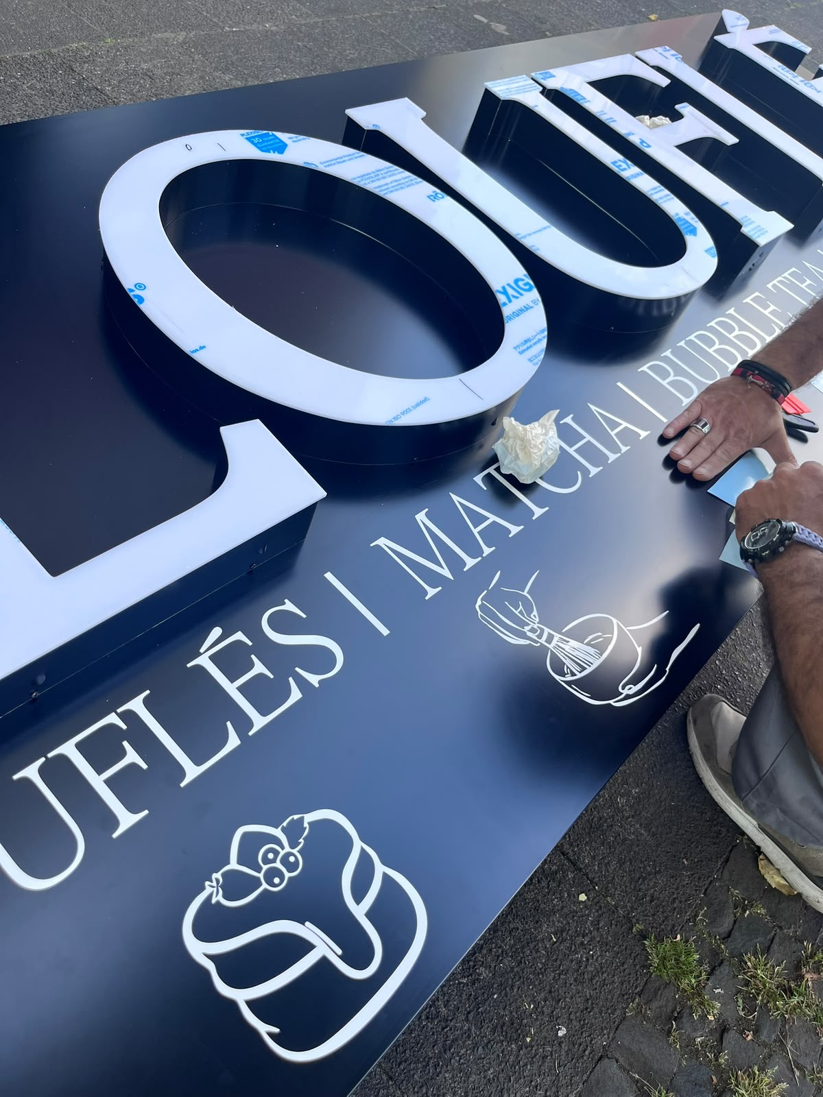 Detailansicht gefräster 3D-Buchstaben mit Logo