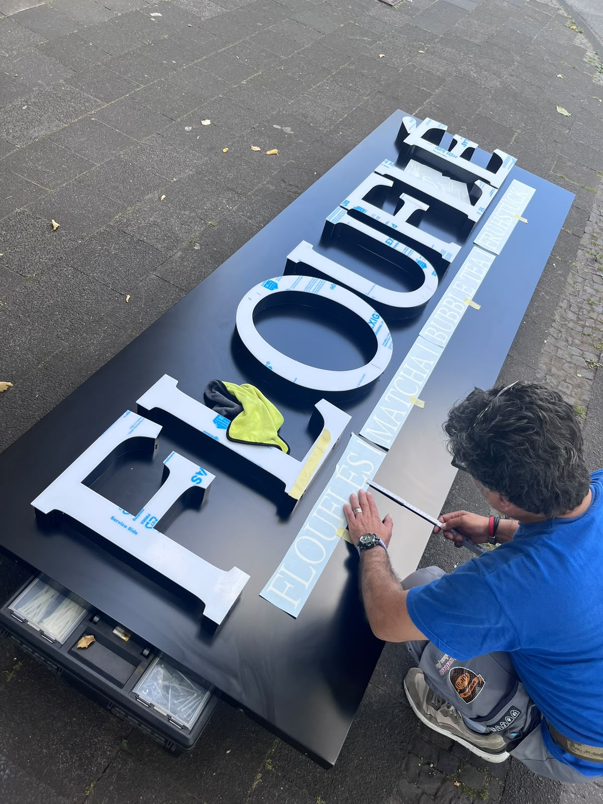 Vorbereitung von 3D-Leuchtbuchstaben für die Montage