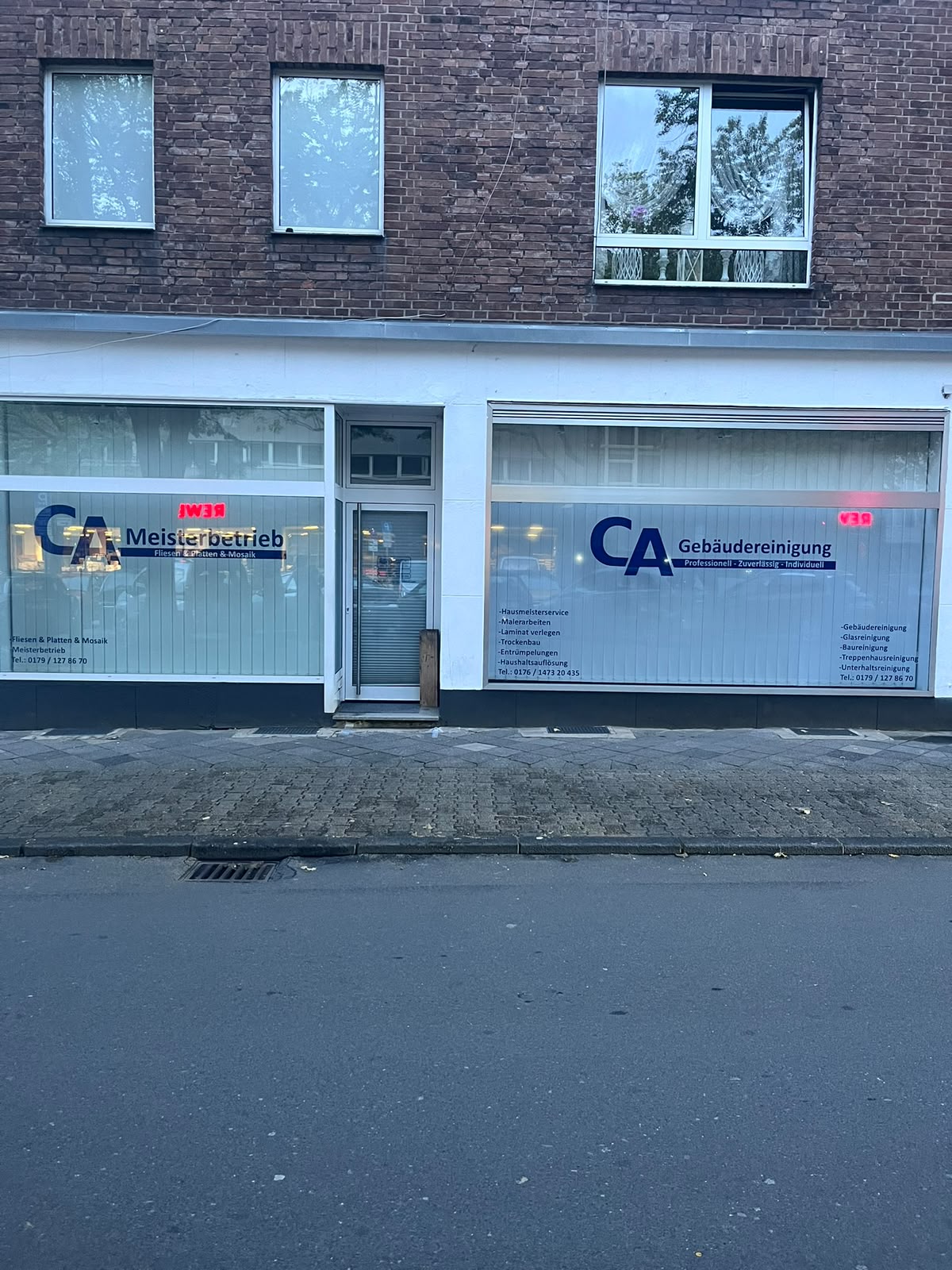 Schaufensterbeschriftung eines Ladenlokals mit Textfolie