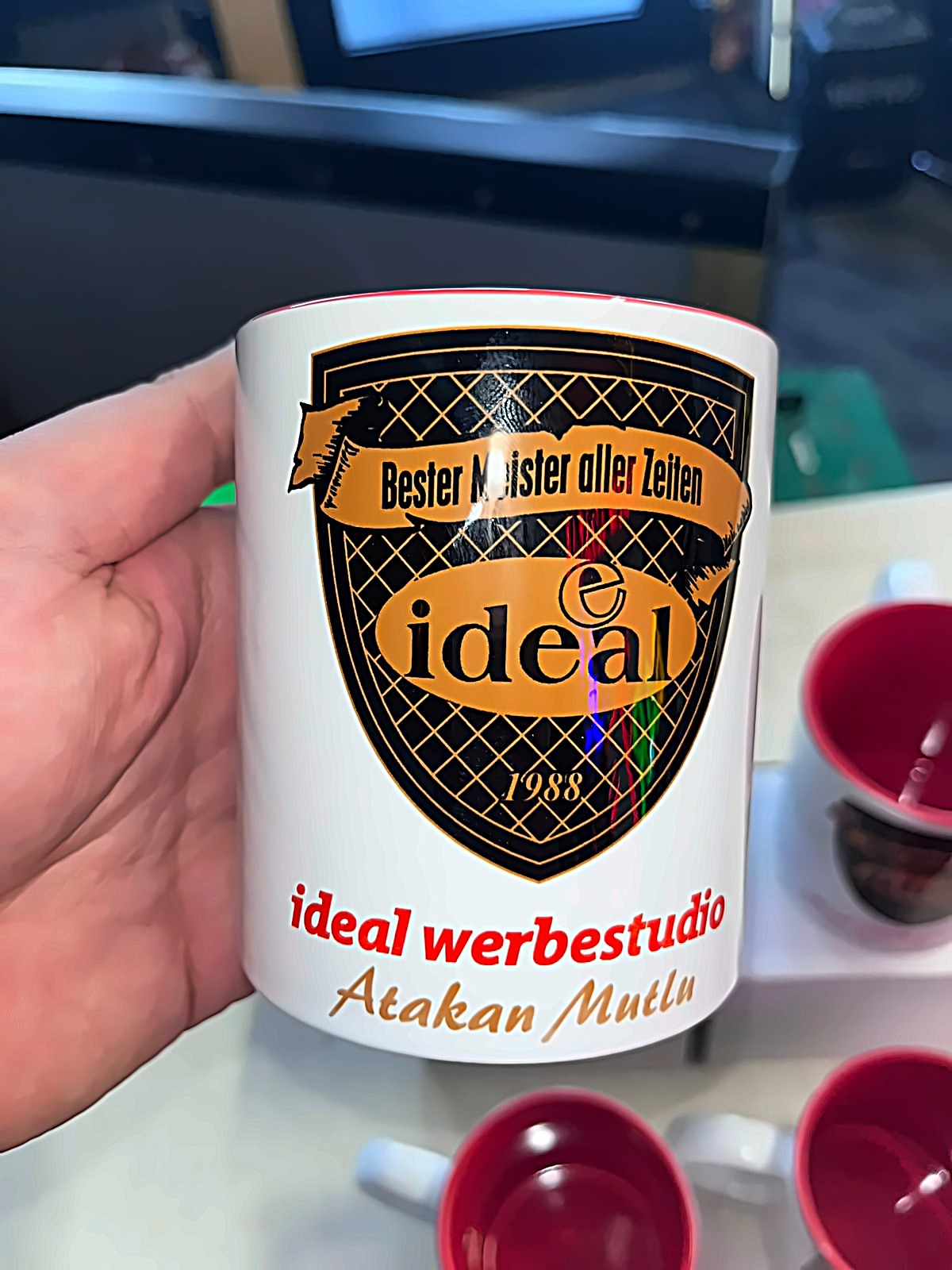 Bedruckte Werbetasse mit ideal-Logo